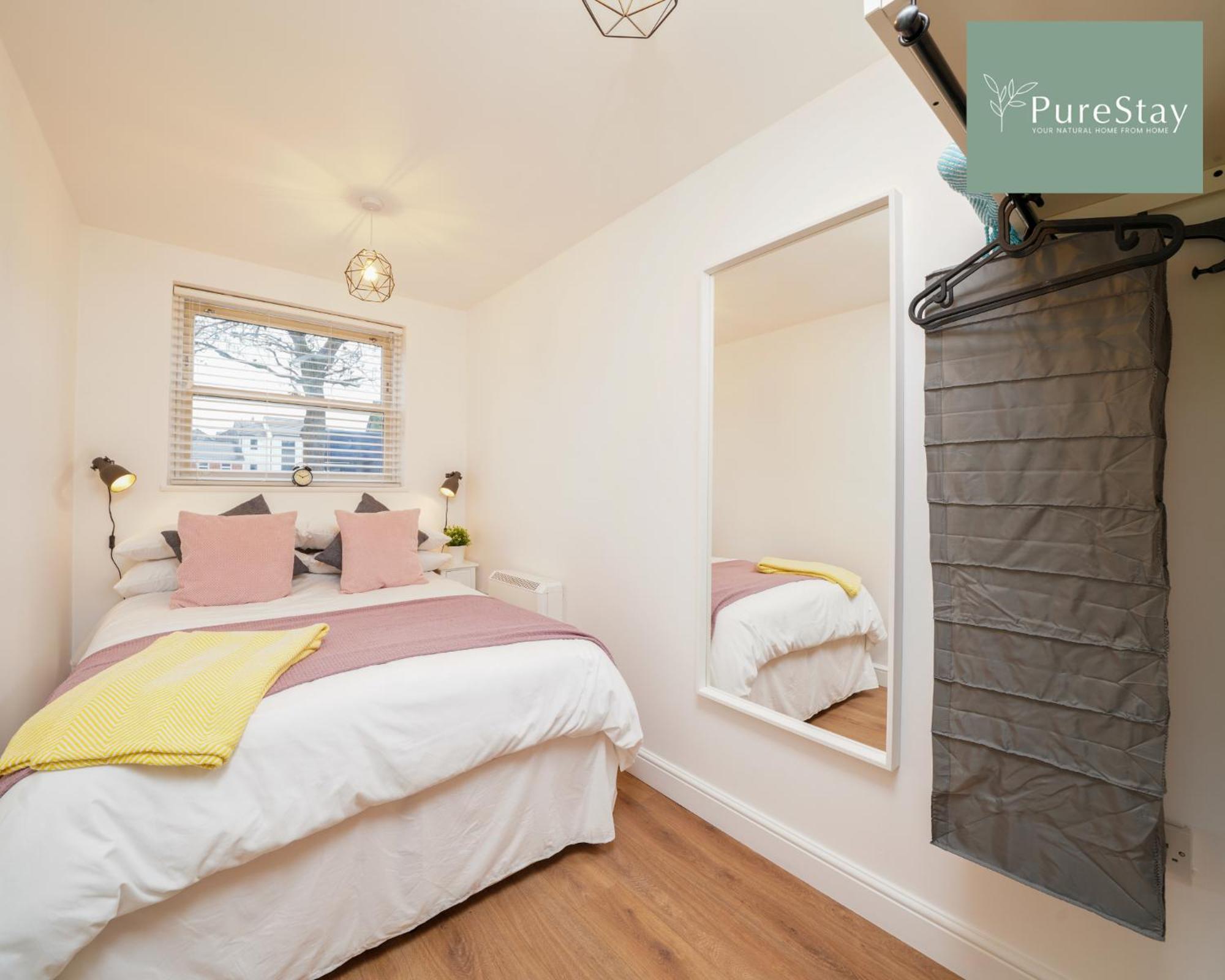 PureStay Luxury: Two-Bed Leamington Apartment Exterior photo