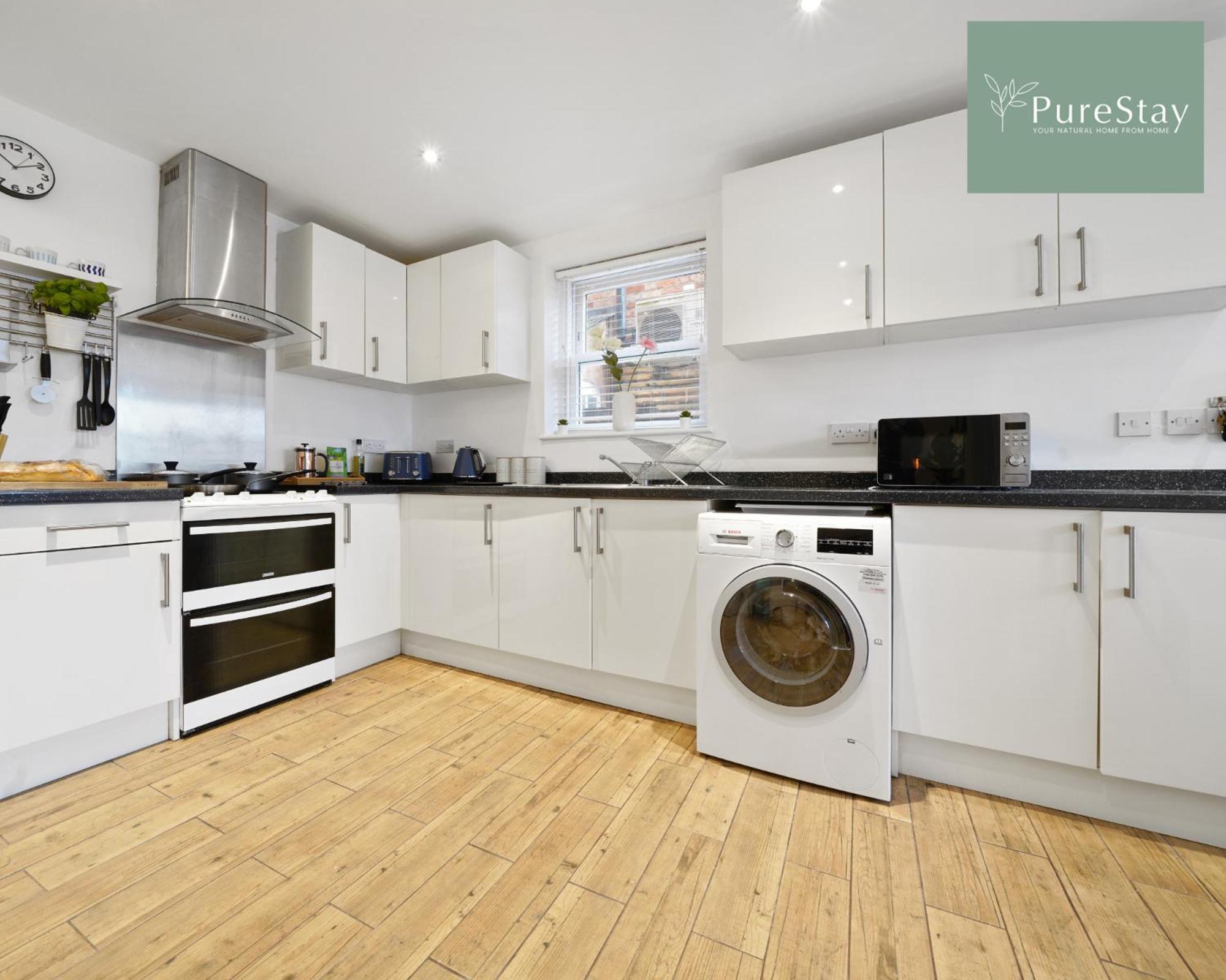 PureStay Luxury: Two-Bed Leamington Apartment Exterior photo