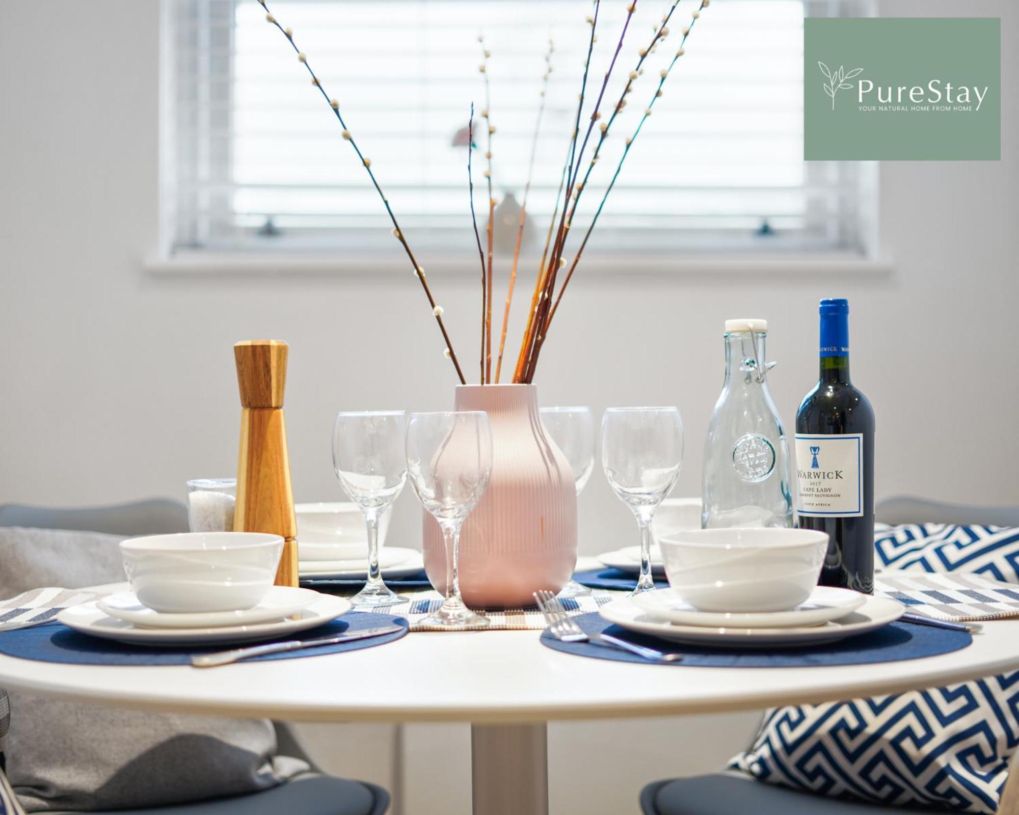 PureStay Luxury: Two-Bed Leamington Apartment Exterior photo
