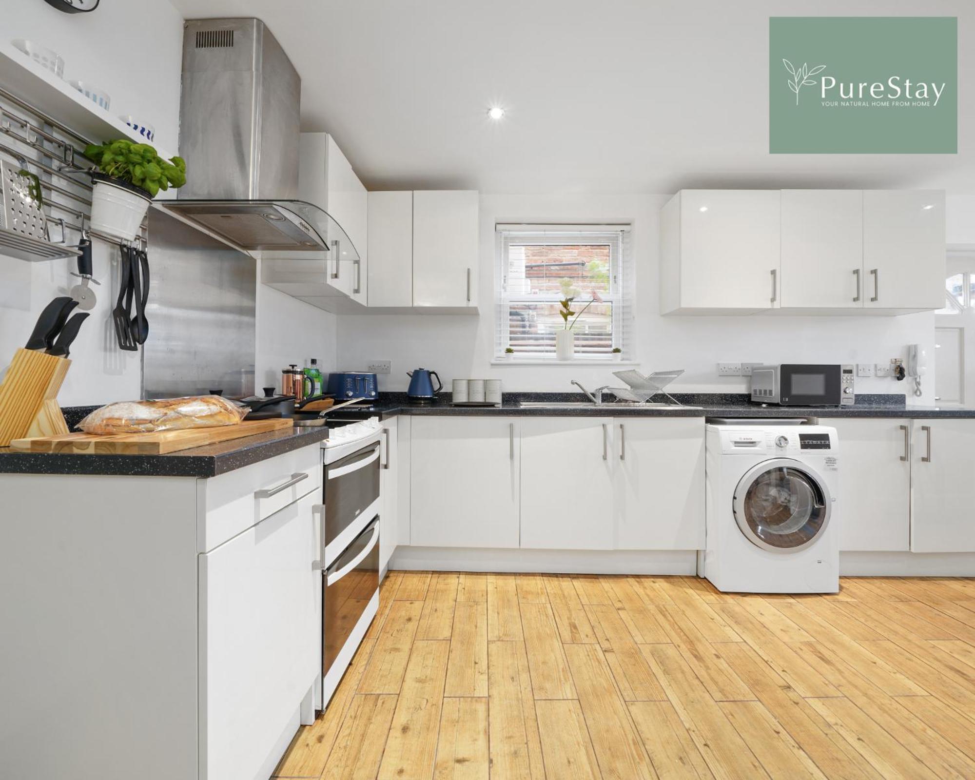 PureStay Luxury: Two-Bed Leamington Apartment Exterior photo