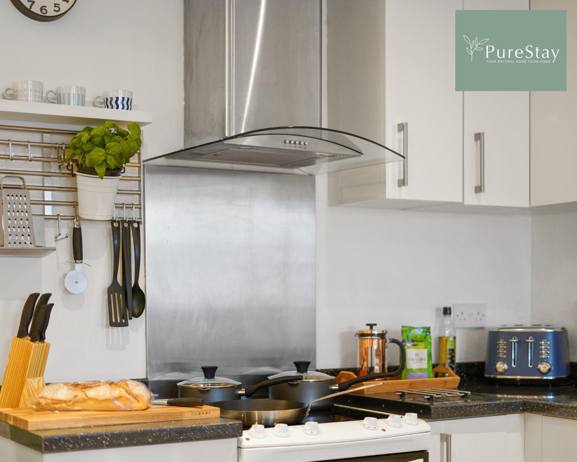 PureStay Luxury: Two-Bed Leamington Apartment Exterior photo