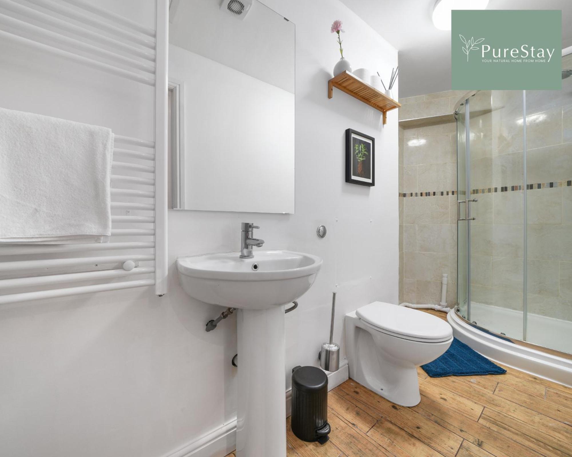 PureStay Luxury: Two-Bed Leamington Apartment Exterior photo